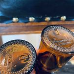 Paret bruna glasflaskor små