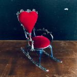 Hantverk av konservburk - Gungstol för dockor