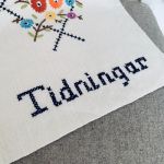 Tidningsupphäng broderat