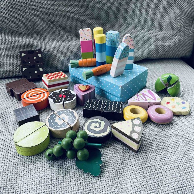 Stort set med matleksaker i trä