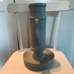 Blockljusstake i gråmålat trä