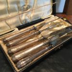 Smörknivset i låda