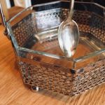 Behållare glas med metallhållare