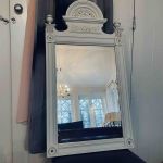 Vacker trässpegel med fasetterat glas