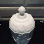 Skål på fot med lock