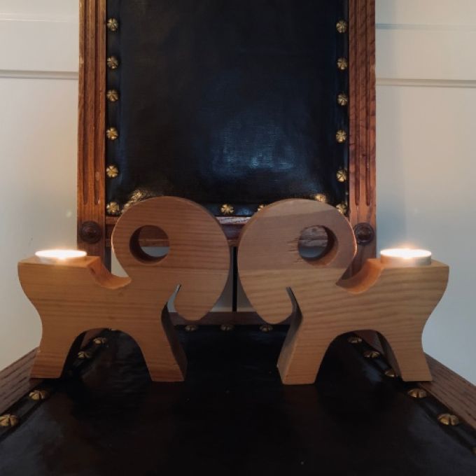 Paret träbockar ljusstakar