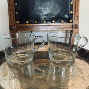 Paret stora glasmuggar