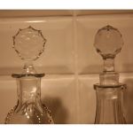 2 antika karaffer m brickor