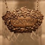 2 antika karaffer m brickor