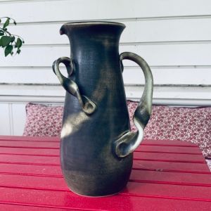 Vacker unik drejad keramikkanna