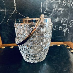 Kristallvas med metallhandtag