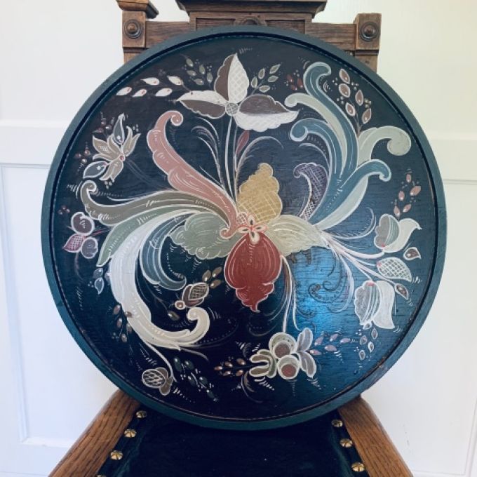 Stor kurbitsmålad träbricka