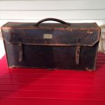 Antik sliten läderväska