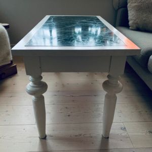 Soffbord med grön marmorskiva