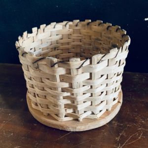 Antik flätad korg med träbotten - diameter 22 cm