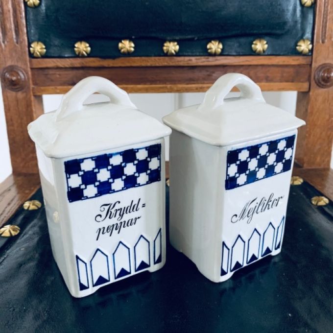 Paret kryddburkar - Nejlika och Kryddpeppar