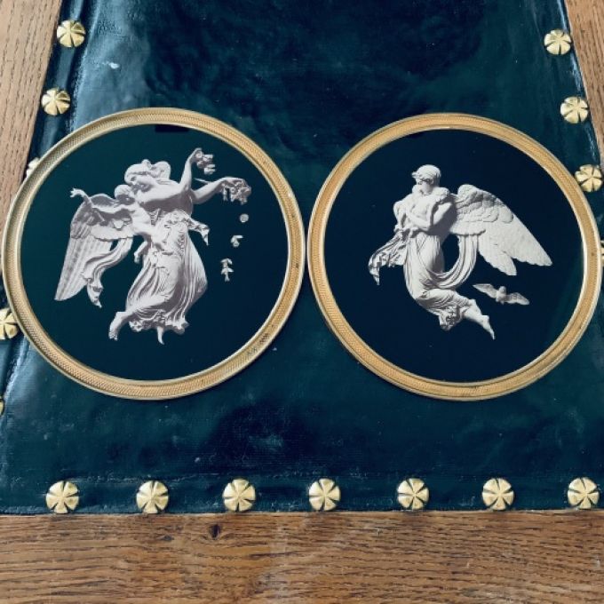 Paret små runda tavlor skulpturer