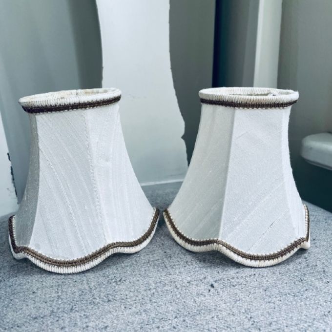 Paret lampettskärmar klockformade siden