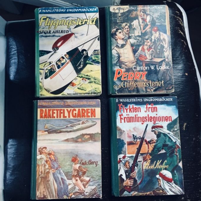 Set med 4 äldre charmiga pojkböcker
