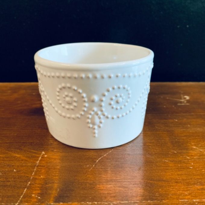 Vit liten keramikskål