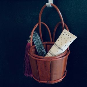 Väggkorg rödmålad rotting