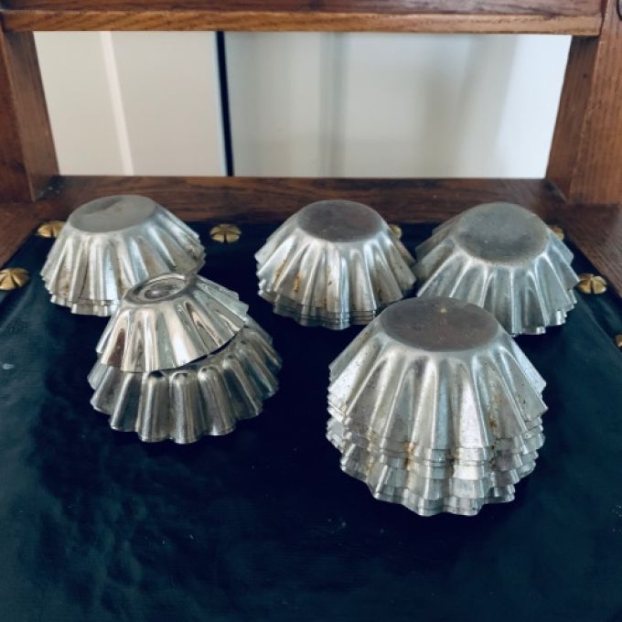 Set med 19 st runda metallformar