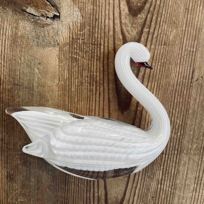 Svan i handblåst glas