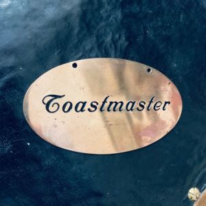 Toastmaster skylt i mässing