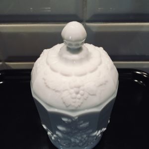 Skål på fot med lock