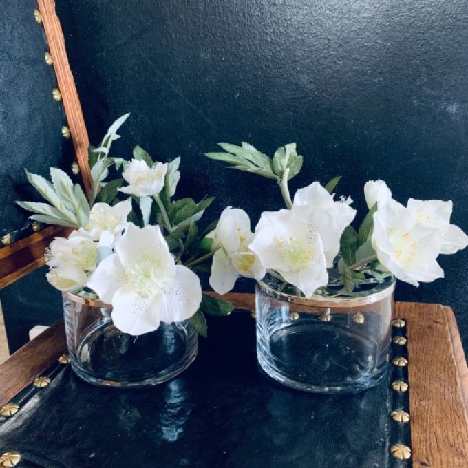 Par glasvaser med genombrutna lock